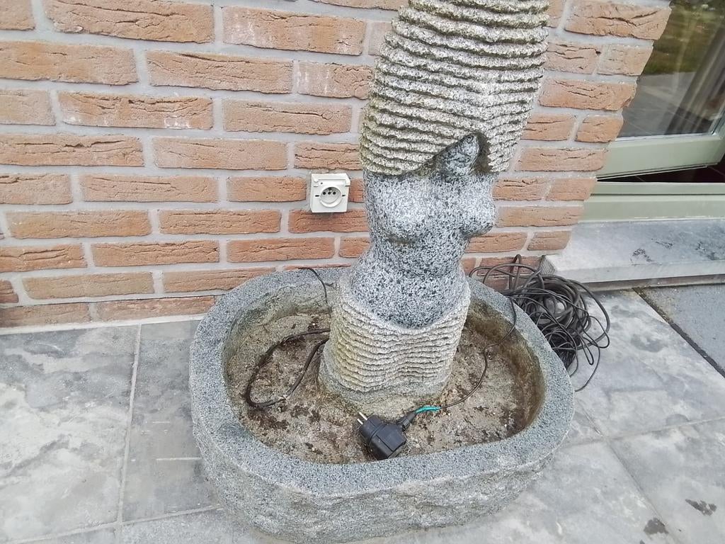 Natuurstenen fontein, Ophalen, Fontein