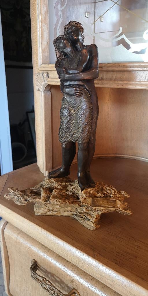 Beeld van jong liefdespaar, Antiek en Kunst, Kunst | Beelden en Houtsnijwerken, Ophalen, Gemerkt, Beeld