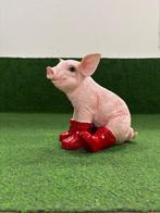 Varken zittend met rode laarzen, Enlèvement ou Envoi, Neuf, Synthétique, Animal