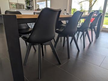 10 chaises noires inspirées d'Eames 
