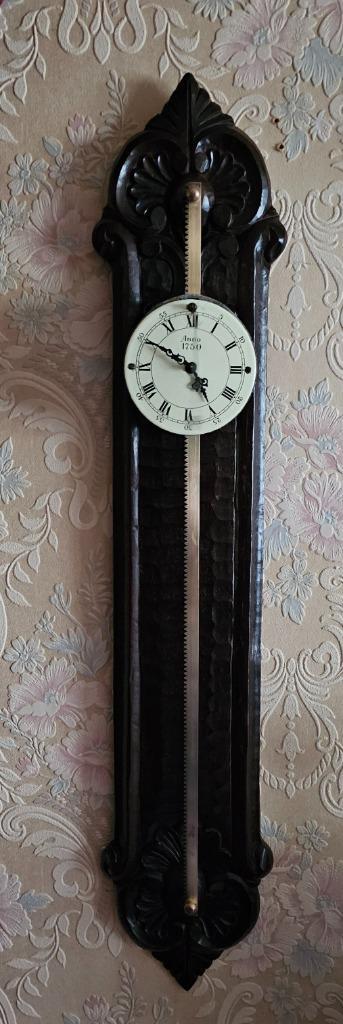 Belle et unique horloge à scie ancienne disponible aux enchères