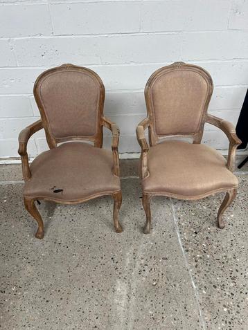 2 landelijke stoelen beschikbaar voor biedingen