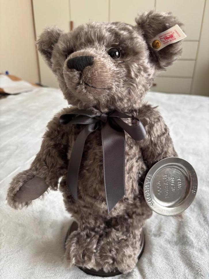 Steiff 'The Rose Tavern' bear, Verzamelen, Beren en Cherished Teddies, Zo goed als nieuw, Stoffen beer, Steiff, Ophalen of Verzenden