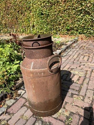 Oude melkbus beschikbaar voor biedingen