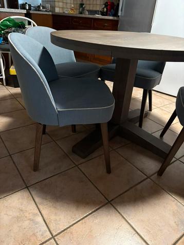 Extra zware stevige tafel met 4 stoelzeteltjes beschikbaar voor biedingen