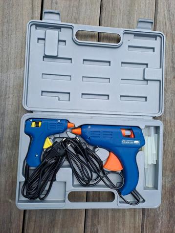 2 lijmpistolen in koffer met lijmpatronen beschikbaar voor biedingen