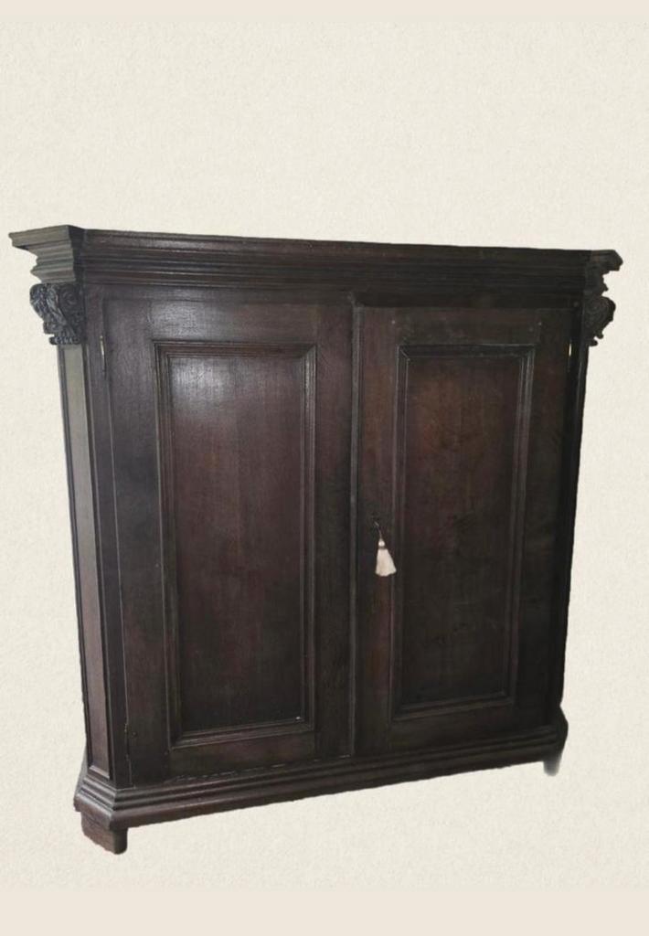 18de Eeuwse houten linnenkast met houtsnijwerk, Antiek en Kunst, Antiek | Meubels | Kasten, Ophalen