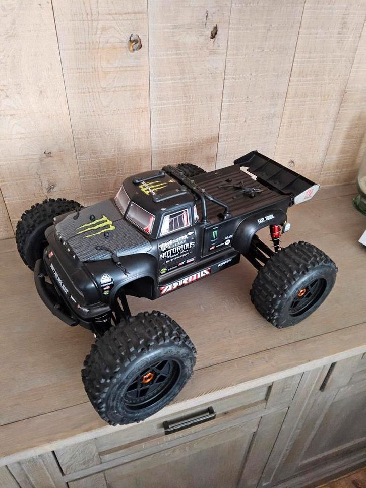 Arrama notorious v5, Hobby en Vrije tijd, Modelauto's | 1:5 tot 1:12, Gebruikt, Ophalen