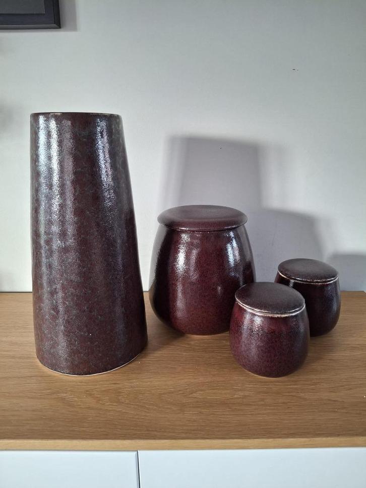 4 wijnrode vazen van D&M (aardewerk), Huis en Inrichting, Woonaccessoires | Vazen, Zo goed als nieuw, Overige kleuren, Overige materialen