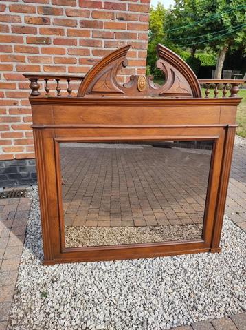 Houten spiegel beschikbaar voor biedingen