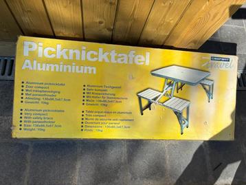 Opplooi tafel met stoelen beschikbaar voor biedingen