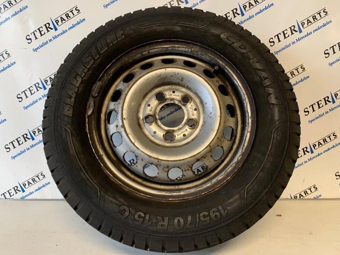 Velg + Band van een Mercedes Vito, Auto-onderdelen, Banden en Velgen, Personenwagen, Gebruikt, 3 maanden garantie, Ophalen of Verzenden