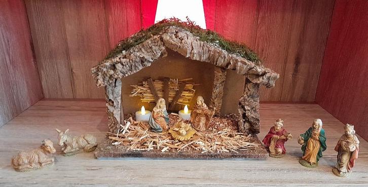 Kerststal met bijhorende figuurtjes, Diversen, Kerst, Zo goed als nieuw, Ophalen