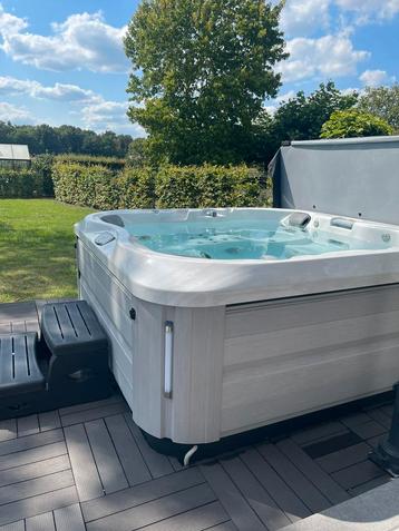 Luxe Jacuzzi J-335 met Aqualux onderhoudsprogramma beschikbaar voor biedingen