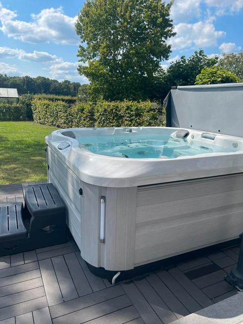 Luxe Jacuzzi J-335 met Aqualux onderhoudsprogramma, Tuin en Terras, Bubbelbaden en Hottubs, Zo goed als nieuw, Vast, Afdekzeil
