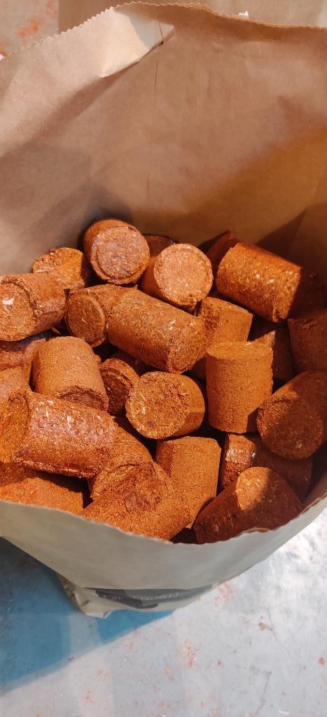 ZOMERACTIE briketten in de zomer = warm in de winter € 5/zak, Tuin en Terras, Brandhout, Overige houtsoorten, Ophalen