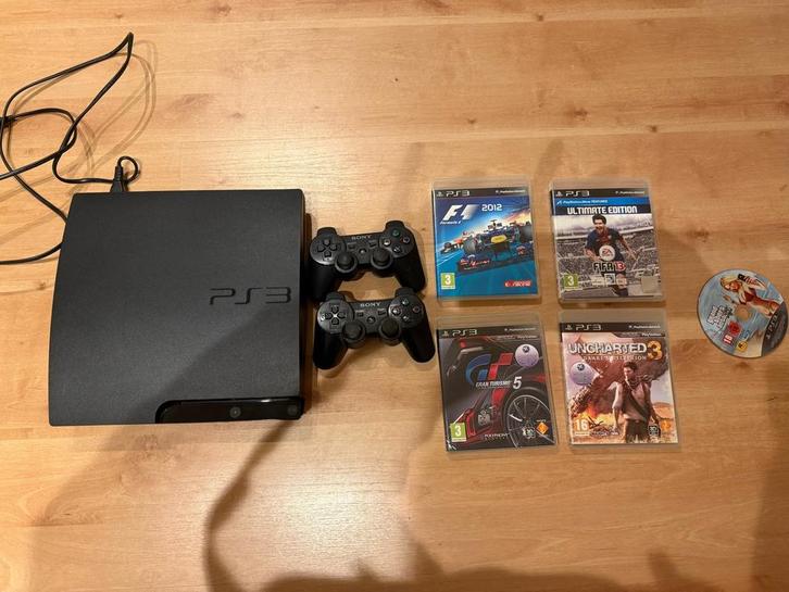 PlayStation 3 Slim -  2 Controllers & 5 spellen, Games en Spelcomputers, Spelcomputers | Sony PlayStation 3, Slim, Met 2 controllers