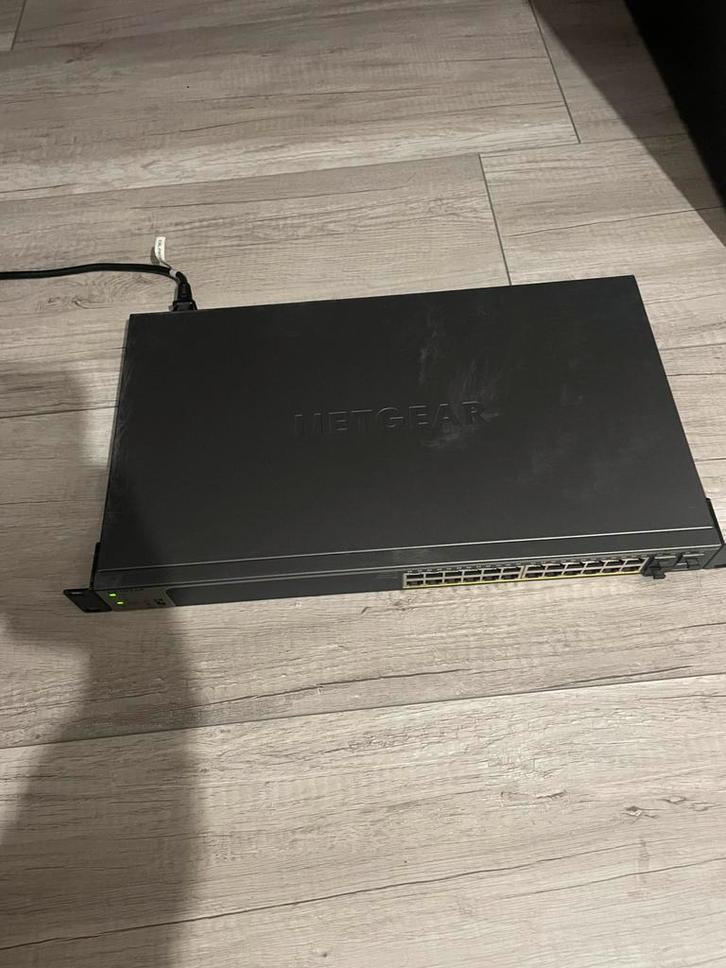 NETGEAR ProSafe GS728TP – 28-Poorts Gigabit PoE+ Switch, Computers en Software, Netwerk switches, Zo goed als nieuw, Ophalen