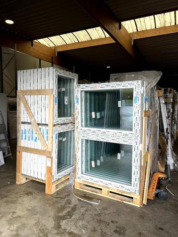 Stock van PVC-kozijnen en deuren, grote voorraad beschikbaar beschikbaar voor biedingen