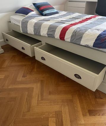 landelijk éénpersoons bed met 2 schuiflades en nachtkastje beschikbaar voor biedingen