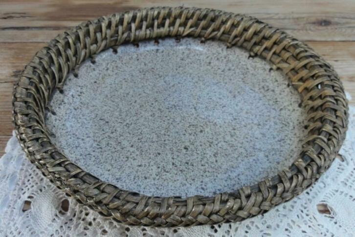 Gemeleerde keramieke schaal met rieten rand, Huis en Inrichting, Keuken | Servies, Gebruikt, Schaal of Schalen, Effen, Keramiek