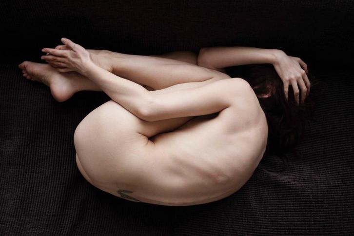 Mooi kunst naaktfoto kleur in zwarte kader 75x55cm, Antiek en Kunst, Kunst | Tekeningen en Fotografie, Ophalen