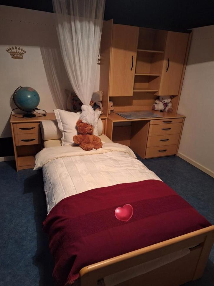 Mooie jeugdkamer met uitschuifbare bureau ruimtebesparend, Huis en Inrichting, Slaapkamer | Complete slaapkamers, Ophalen