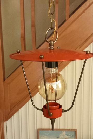 Vintage 50-60 hanglamp in rood gelakt metaal en messing  beschikbaar voor biedingen