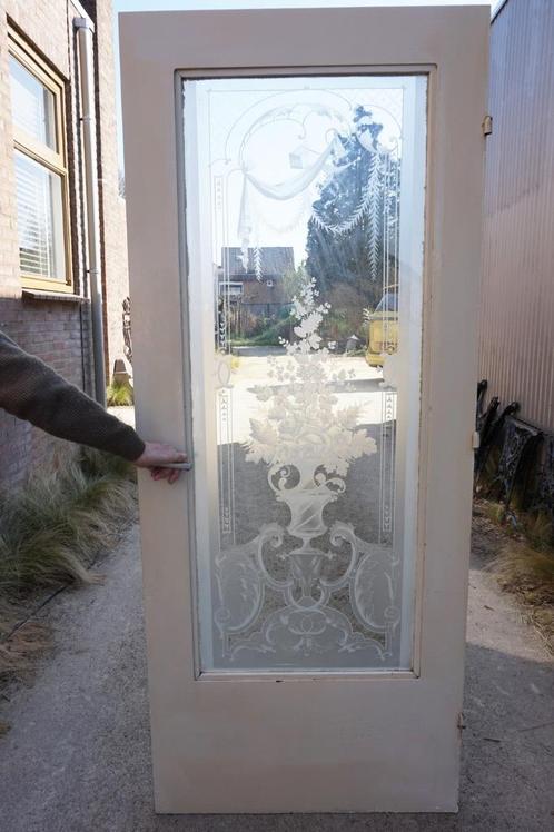 Antieke geetste gestraalde glazen deur met bloemvaas, Doe-het-zelf en Bouw, Deuren en Vliegenramen, Gebruikt, Glas, Hout, Ophalen of Verzenden