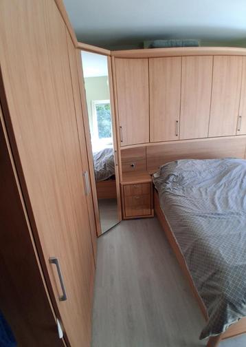 slaapkamer met brugkast beschikbaar voor biedingen