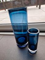 2 vazen van gekleurd glas met een zware onderkant, Maison & Meubles, Accessoires pour la Maison | Vases, Bleu, Enlèvement, Moins de 50 cm