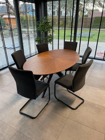 Eettafel met 6 stoelen beschikbaar voor biedingen