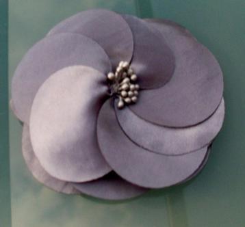 Broche met bloem vervaardigd in stof beschikbaar voor biedingen
