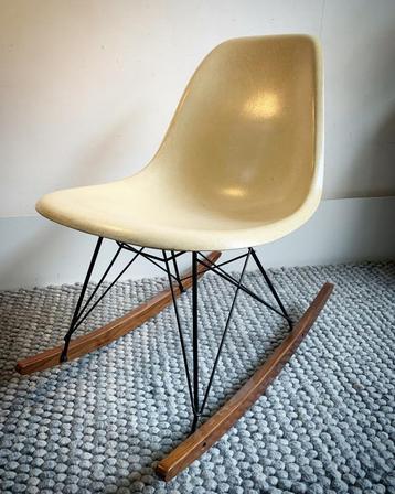 Dames rocking chair vintage design  beschikbaar voor biedingen
