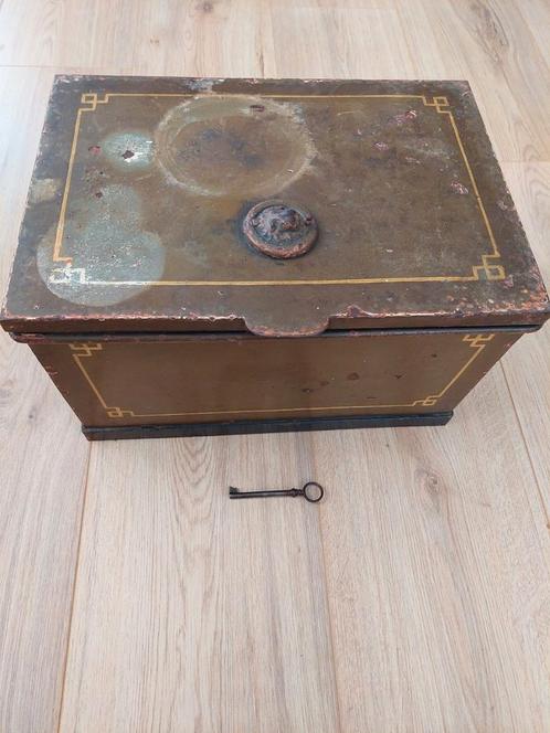 Antieke unieke kluiskist / strongbox met originele sleutel, Huis en Inrichting, Brandblussers en Brandkasten, Gebruikt, Brandkast