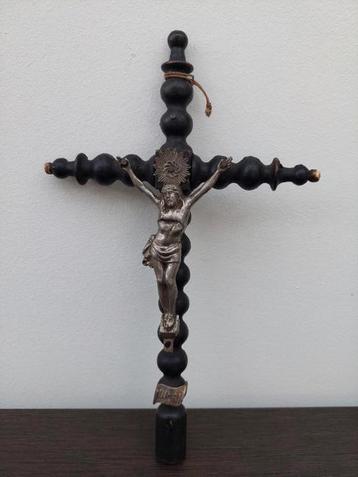 Antiek houten kruisbeeld Crucifix  beschikbaar voor biedingen