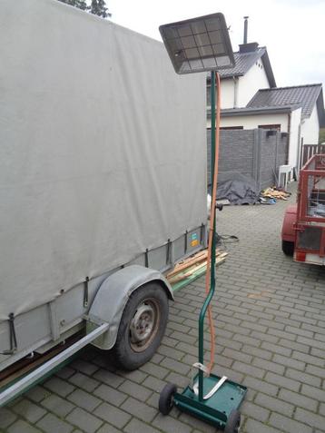 Verrijdbare gaslverwaming of lamp op groene voet beschikbaar voor biedingen