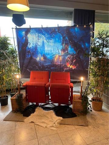 2 Vintage rode bioscoopstoelen beschikbaar voor biedingen