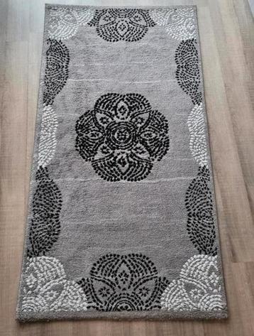 Carpette gris noir blanc  disponible aux enchères