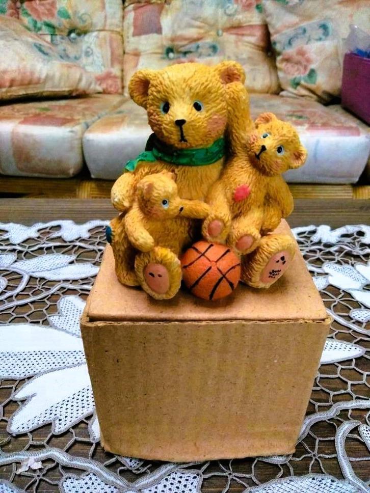 Berenbeeldje familiegeluk in miniatuur., Verzamelen, Beren en Cherished Teddies, Nieuw, Beeldje, Ophalen of Verzenden