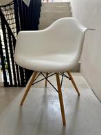 2 witte (kuip-)stoelen, Huis en Inrichting, Stoelen, Gebruikt, Twee, Wit, Scandinavisch