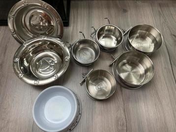Voederbakjes / eetbakjes beschikbaar voor biedingen