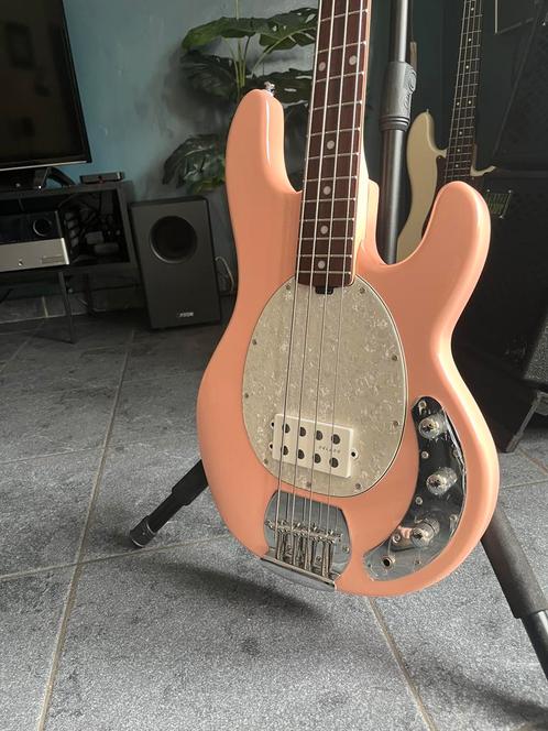 Upgegrade sterling ray 4, Muziek en Instrumenten, Snaarinstrumenten | Gitaren | Bas, Zo goed als nieuw, Ophalen of Verzenden