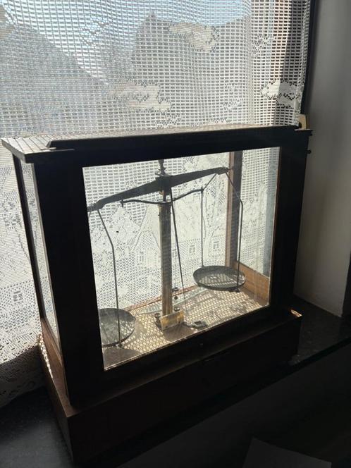 Balance de pharmacie Becker dans un étui en verre, Antiek en Kunst, Antiek | Gereedschap en Instrumenten, Ophalen