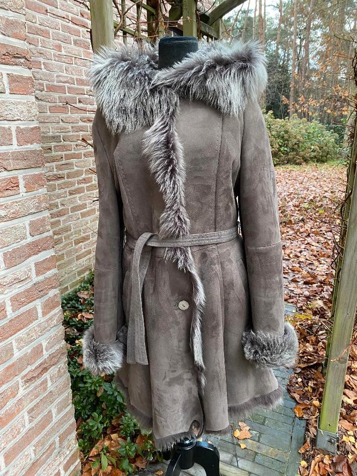 J. De Wit taupe daim mouton (lammy) met kap - 38/40, Kleding | Dames, Jassen | Winter, Zo goed als nieuw, Maat 38/40 (M), Bruin