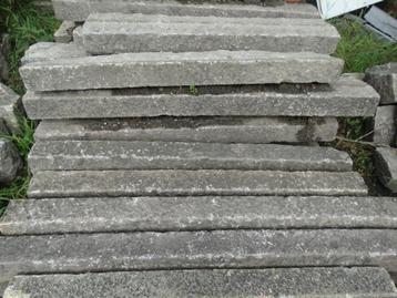 borduurs in arduin of graniet, Enlèvement