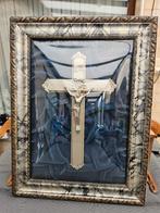 Kruisbeeld in kader onder stolp., Antiquités & Art, Antiquités | Objets religieux, Enlèvement
