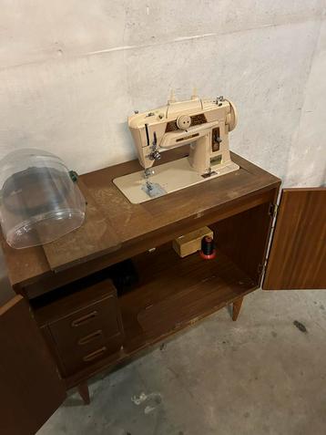Singer naaimachine met tafel beschikbaar voor biedingen