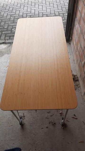 Bijzettafel/buro op wielen. beschikbaar voor biedingen