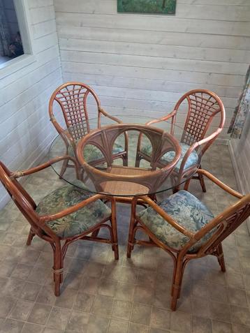 Tafel met 4 stoelen beschikbaar voor biedingen